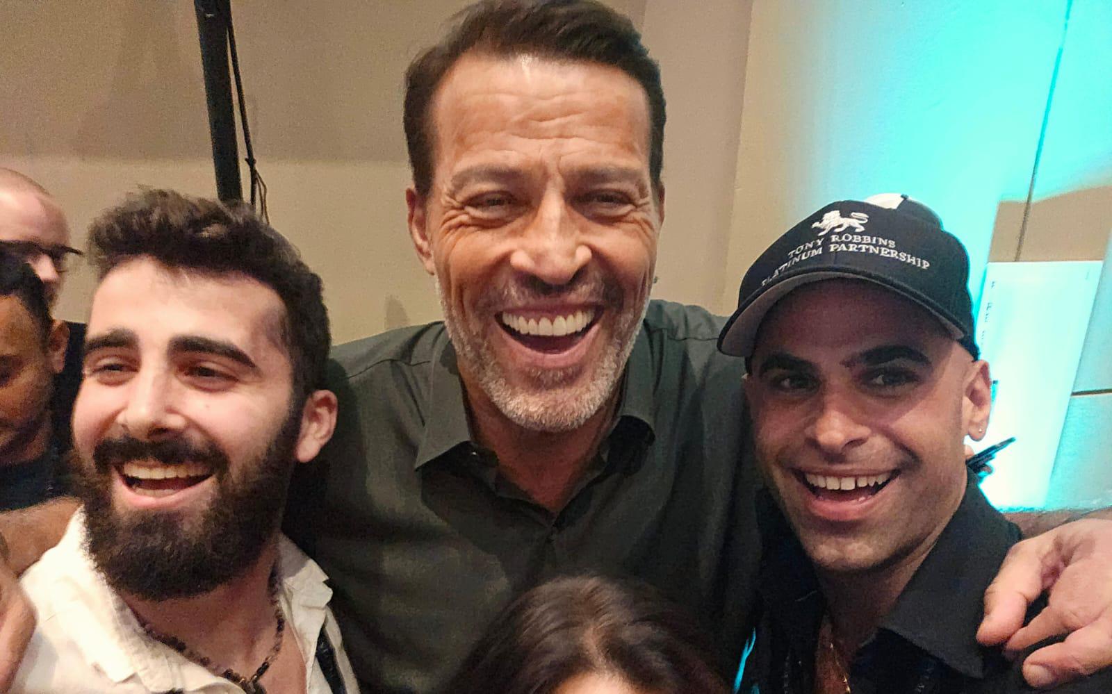 רם אלוס יחד עם טוני רובינס